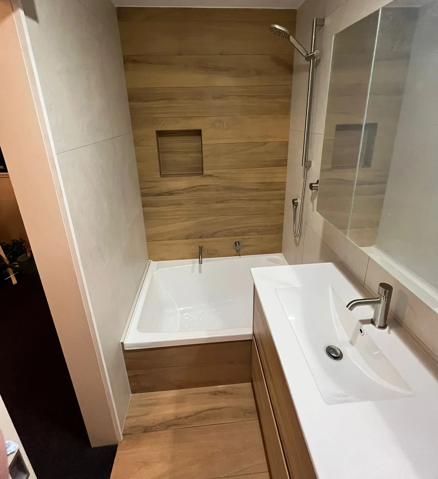Fully tiled compact ensuite in Auckland