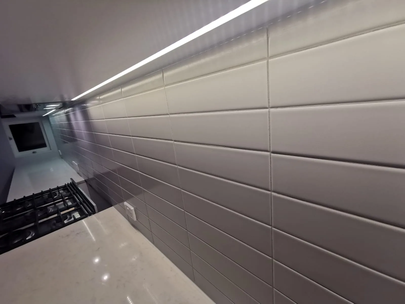 Large-format kitchen splashback tiling, Auckland